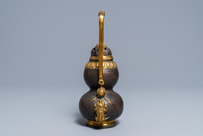 Een Chinese deels verguld bronzen hangende wierookbrander met deksel, Kangxi merk, Qing