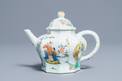 Een Chinese famille rose octagonale 'Romance of the Western chamber' theepot, Yongzheng