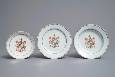 Drie Chinese famille rose wapenborden voor de Schotse markt en twee ovale schotels voor de Amerikaanse markt, Qianlong en 19e eeuw