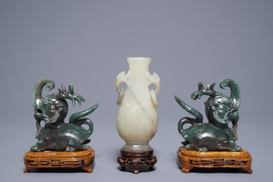 Een Chinese jade vaas en een groep hardstenen figuren, 19/20e eeuw