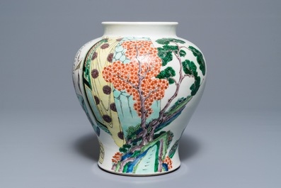 Un vase en porcelaine de Chine famille verte, marque de Kangxi, 19&egrave;me