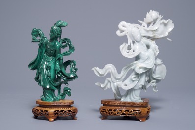 Een Chinese jade vaas en een groep hardstenen figuren, 19/20e eeuw