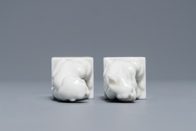 Een paar Chinese Dehua blanc de Chine zegels met leeuwen, reli&euml;fmerk, Kangxi