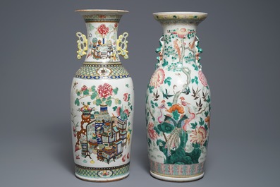 Twee Chinese famille rose vazen met decors van vogels en antiquiteiten, 19e eeuw