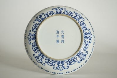 Une assiette 'shou' en porcelaine de Chine bleu et blanc, marque de Tongzhi, 19/20&egrave;me