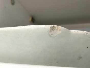 Een grote Chinese famille rose schotel met decor van Fort Folly, Qianlong