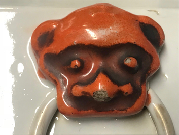 Twee vierkante Chinese qianjiang cai vazen met boeddhistische leeuwen en dames, 19/20e eeuw