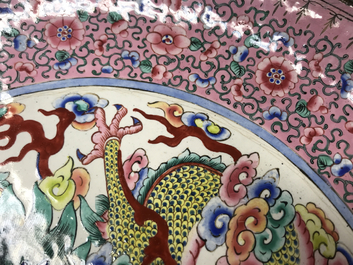 Een Chinese Canton email schotel met een draak, 19e eeuw
