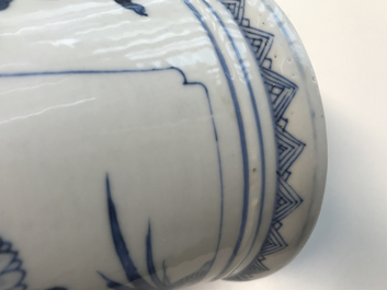 Un pot &agrave; pinceaux en porcelaine de Chine bleu et blanc &agrave; d&eacute;cor d'antiquit&eacute;s, Kangxi