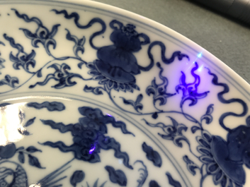 Une coupe en porcelaine de Chine bleu et blanc &agrave; d&eacute;cor de grues, marque et &eacute;poque de Yongzheng