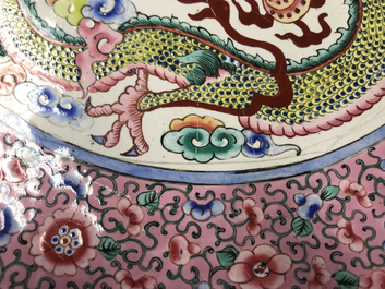 Een Chinese Canton email schotel met een draak, 19e eeuw