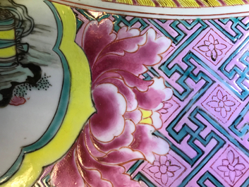 Een kapitale Chinese famille rose schotel met ruiters te paard, Yongzheng