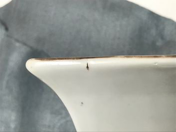 Deux vases de forme carr&eacute; en porcelaine de Chine qianjiang cai, 19/20&egrave;me
