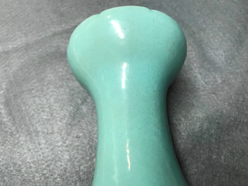 Een Chinese famille rose vaas in de vorm van een lotusbloem, 19/20e eeuw