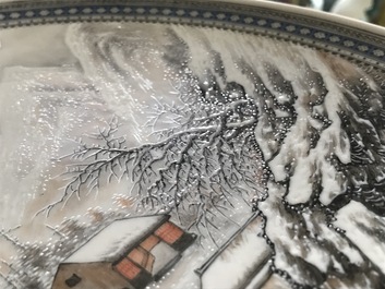 Une paire de plats en porcelaine de Chine &agrave; d&eacute;cor de paysages hivernales, 20&egrave;me