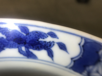 Een Chinese blauwwitte klapmutskom met figuren, Chenghua merk, Kangxi
