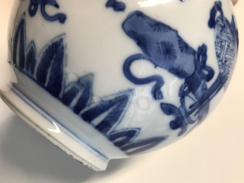 Une paire de vases de forme triple gourde en porcelaine de Chine bleu, blanc et caf&eacute; au lait, Kangxi