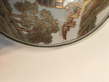 Une tasse et soucoupe en porcelaine de Chine grisaille et dor&eacute;, Yongzheng/Qianlong