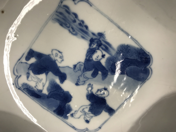 Een vierkante Chinese blauwwitte kom met figuren, Chenghua merk, Kangxi