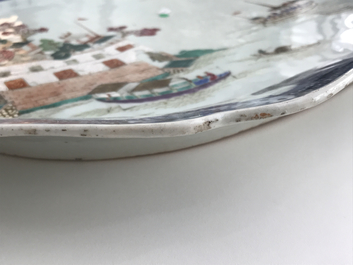 Een grote Chinese famille rose schotel met decor van Fort Folly, Qianlong