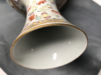 Une paire de vases en porcelaine de Chine famille rose &agrave; d&eacute;cor de '100 chauve-souris', marque et &eacute;poque de Guangxu