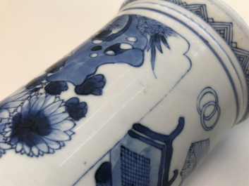 Un pot &agrave; pinceaux en porcelaine de Chine bleu et blanc &agrave; d&eacute;cor d'antiquit&eacute;s, Kangxi