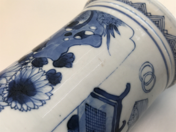 Een Chinese blauwwitte penselenbeker met decor van antiquiteiten, Kangxi