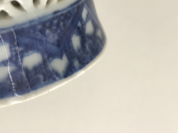 Une verseuse ajour&eacute;e &agrave; double parois en porcelaine de Chine bleu et blanc, Qianlong