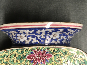 Een Chinese Canton email vaas met vogels bij bloemen, Qianlong