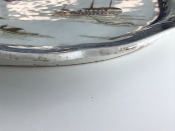 Een grote Chinese famille rose schotel met decor van Fort Folly, Qianlong