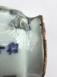 Une coupe libatoire en porcelaine de Chine rouge et bleu sur fond clair de lune, marque de Qianlong, 18/19&egrave;me