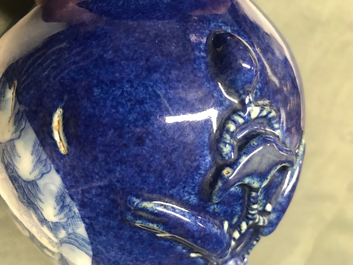 Een Chinese hu vaas met landschapsmedaillons met poederblauwe fondkleur, Qianlong merk, 19/20e eeuw