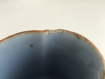 Une coupe libatoire en porcelaine de Chine rouge et bleu sur fond clair de lune, marque de Qianlong, 18/19&egrave;me