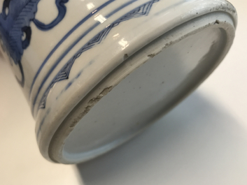 Un pot &agrave; pinceaux en porcelaine de Chine bleu et blanc &agrave; d&eacute;cor d'antiquit&eacute;s, Kangxi