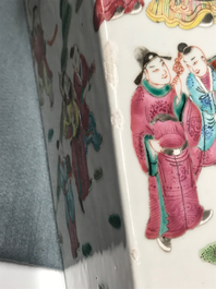 Een paar vierkante Chinese famille rose vazen, 19e eeuw
