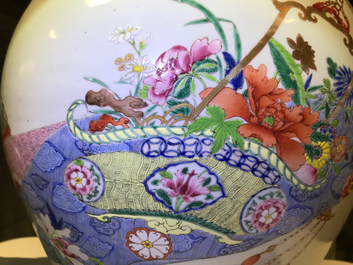 Un grand vase couvert en porcelaine de Chine famille rose, Yongzheng/Qianlong