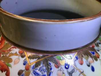Un grand vase couvert en porcelaine de Chine famille rose, Yongzheng/Qianlong