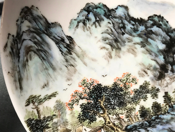 Un plat en porcelaine de Chine qianjiang cai &agrave; inscription de Wang Ye Ting, 20&egrave;me