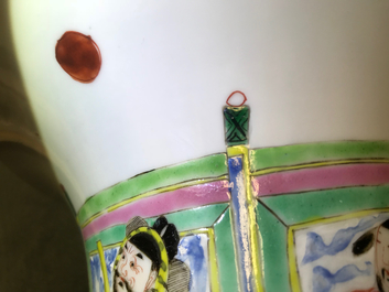 Un grand vase de forme yenyen en porcelaine de Chine famille rose, Yongzheng