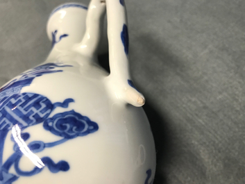 Une verseuse couverte en porcelaine de Chine bleu et blanc &agrave; d&eacute;cor d'antiquit&eacute;s, Kangxi
