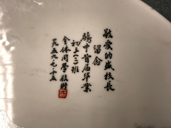Een Chinese qianjiang cai schotel met inscriptie voor Wang Ye Ting, 20e eeuw
