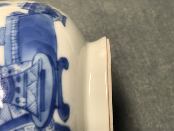 Une verseuse couverte en porcelaine de Chine bleu et blanc &agrave; d&eacute;cor d'antiquit&eacute;s, Kangxi