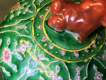 Une paire de bols couverts en porcelaine de Chine de style Bencharong pour le march&eacute; thai, 19&egrave;me