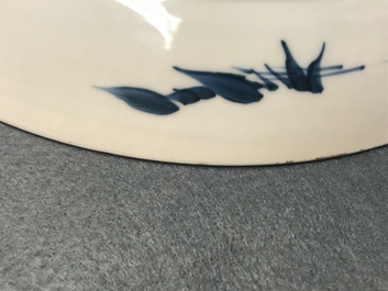 Un plat en porcelaine de Chine bleu et blanc &agrave; d&eacute;cor d'un dragon et une carpe, Kangxi