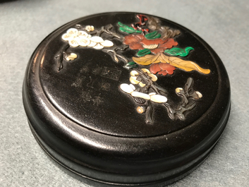 A Chinese inlaid wood seal paste box and cover with inscription, 18/19th C.