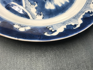 Een Chinese blauwwitte schotel met draak en karper, Kangxi