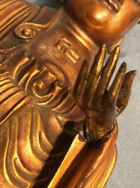 Een Chinese verguld houten figuur van een staande Boeddha, 18/19e eeuw