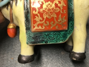 Een Chinees famille rose model van een paard met attribuut, Qianlong