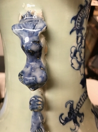Een paar Chinese blauwwitte celadon vazen met draken en feniksen, 19e eeuw