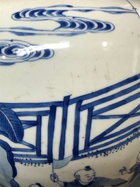 Un pot en porcelaine de Chine bleu et blanc &agrave; d&eacute;cor de longues dames et gar&ccedil;ons, Kangxi